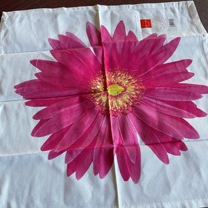 🌸4 BRAND NEW WITH TAGS🌸Flower napkin Set of 4